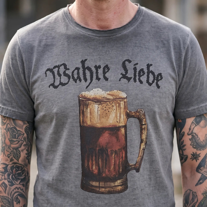 WAHRE LIEBE Herren-Shirt Grau Druckdetail am Model – Hangowear