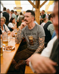WAHRE LIEBE Herren-Shirt Grau am Model am Biertisch – Hangowear