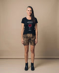 WEINKIND Damen-Shirt Schwarz am Model, Vorderansicht – Hangowear