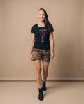 WEINKIND Damen-Shirt Schwarz am Model in Bewegung – Hangowear