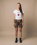 WEINKIND Damen-Shirt Weiß am Model, Vorderansicht – Hangowear
