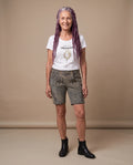 WEIßWEINKIND Damen-Shirt Weiß am Model, Vorderansicht – Hangowear