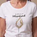 WEIßWEINKIND Damen-Shirt Weiß Druckdetail am Model – Hangowear