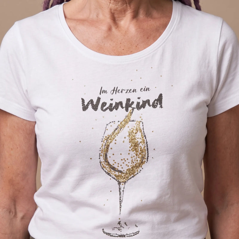 WEIßWEINKIND Damen-Shirt Weiß Druckdetail am Model – Hangowear