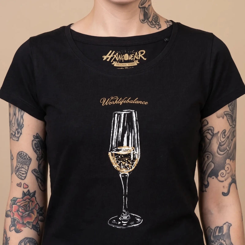 WORKLIFEBALANCE Damen-Shirt Schwarz Druckdetail am Model – Hangowear