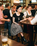 WORKLIFEBALANCE Damen-Shirt Schwarz am Model an der Bar – Hangowear