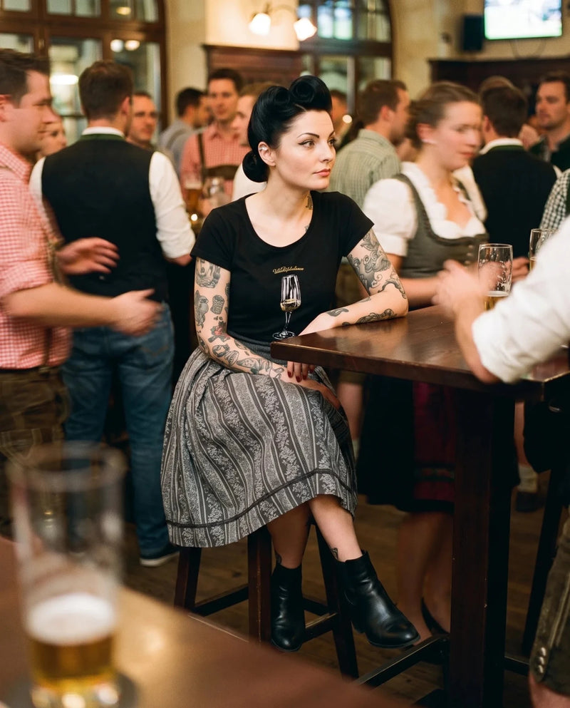 WORKLIFEBALANCE Damen-Shirt Schwarz am Model an der Bar – Hangowear