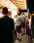ZACHY NEW Herren-Shirt Grau am Model auf dem Volksfest – Hangowear