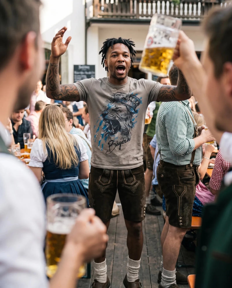 ZACHY NEW Herren-Shirt Grau am Model im Biergarten – Hangowear
