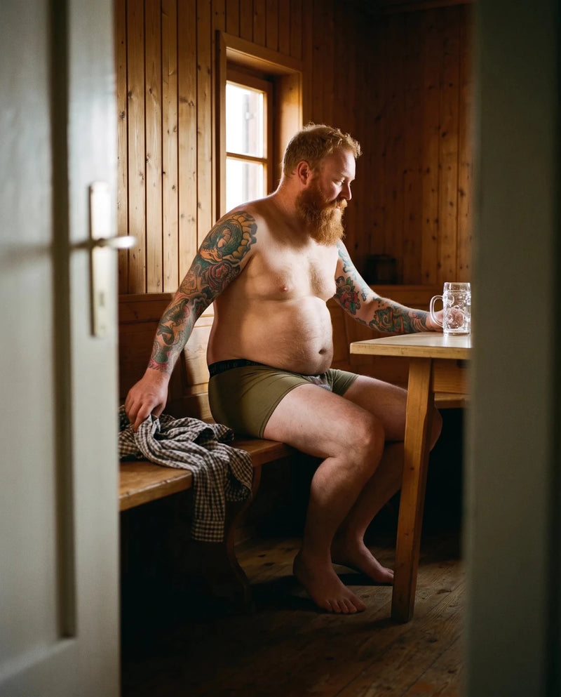 ZAPFHAHN Herren-Wäsche Oliv am Model in der Hüttenstube am Morgen – Hangowear