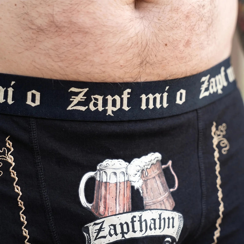 ZAPFHAHN Herren-Wäsche Schwarz Detailansicht am Model – Hangowear