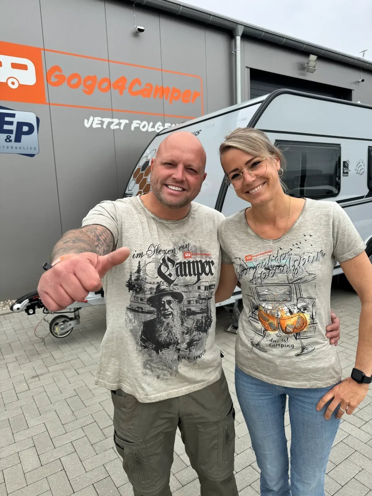 Dennis und Steffi von Gogo4Camper tragen die Fan-Shirts