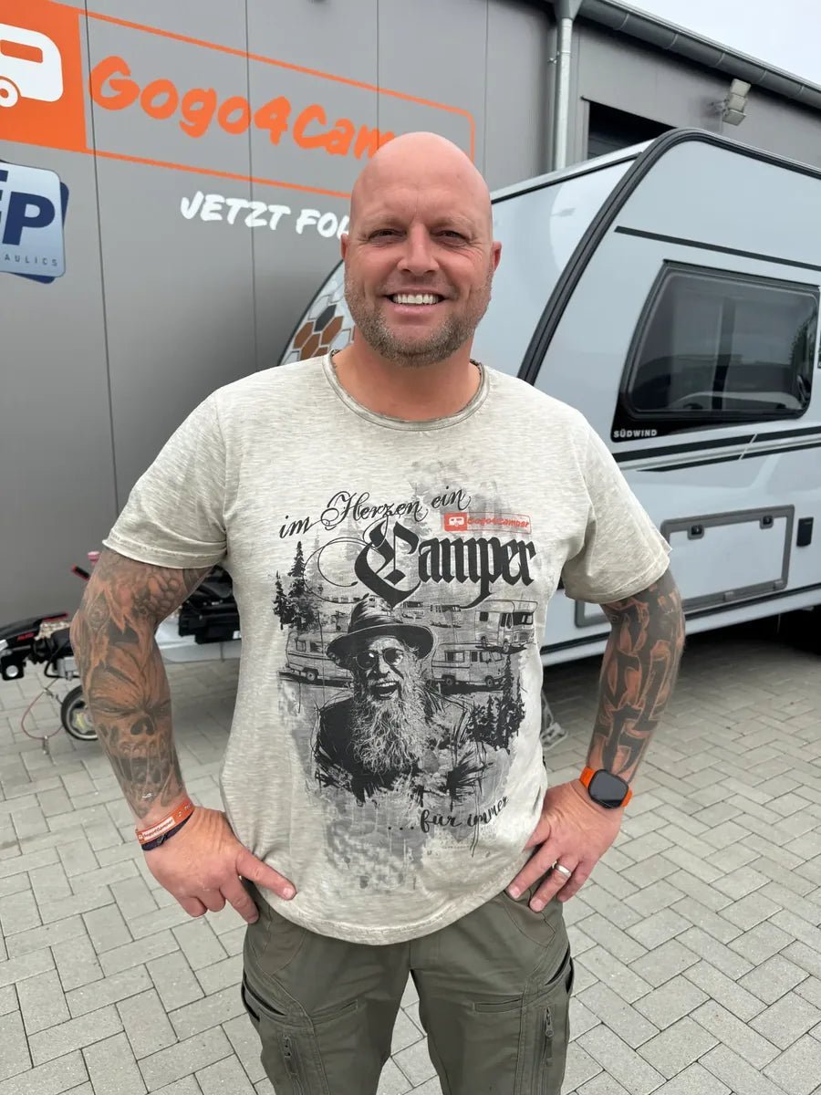 Dennis trägt das Herren Fan-Shirt