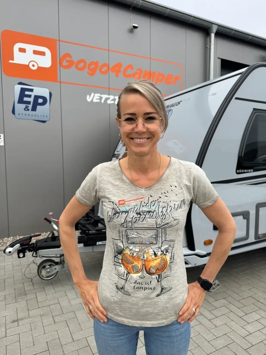 Steffi trägt das Damen Fan-Shirt
